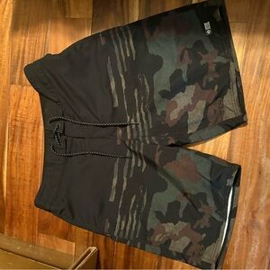 Salty Crew‎ Men’s Camo Boardshorts Swim Shorts Size 32 (530)